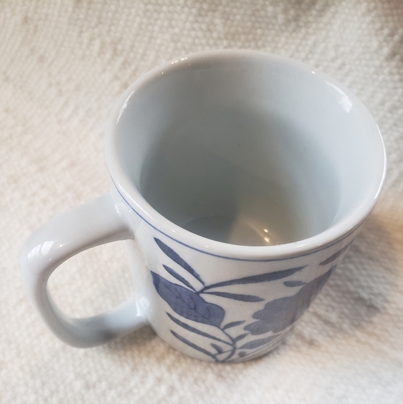 Blue and white floral mug - Picture 3 of 7